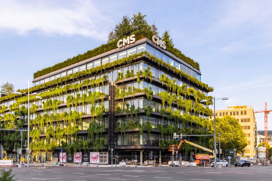 Die Calwer Passage in der Stuttgarter Innenstadt ist begrünt worden, um das Gebäude an heißen Sommertagen abzukühlen.