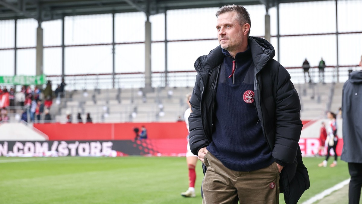 ARCHIV - 14.03.2025, Bayern, München: Fußball, Frauen: Bundesliga, Bayern München - VfL Wolfsburg, 17. Spieltag, FC Bayern Campus. Trainer Alexander Straus vom FC Bayern München geht vor dem Spiel übe ...