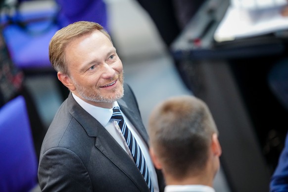 31.05.2022, Berlin: Christian Lindner (FDP), Bundesminister der Finanzen, nimmt an der Sitzung des Bundestags zum Auftakt der Haushaltswoche im Parlament teil. Der Bundestag stimmt in zweiter Beratung ...