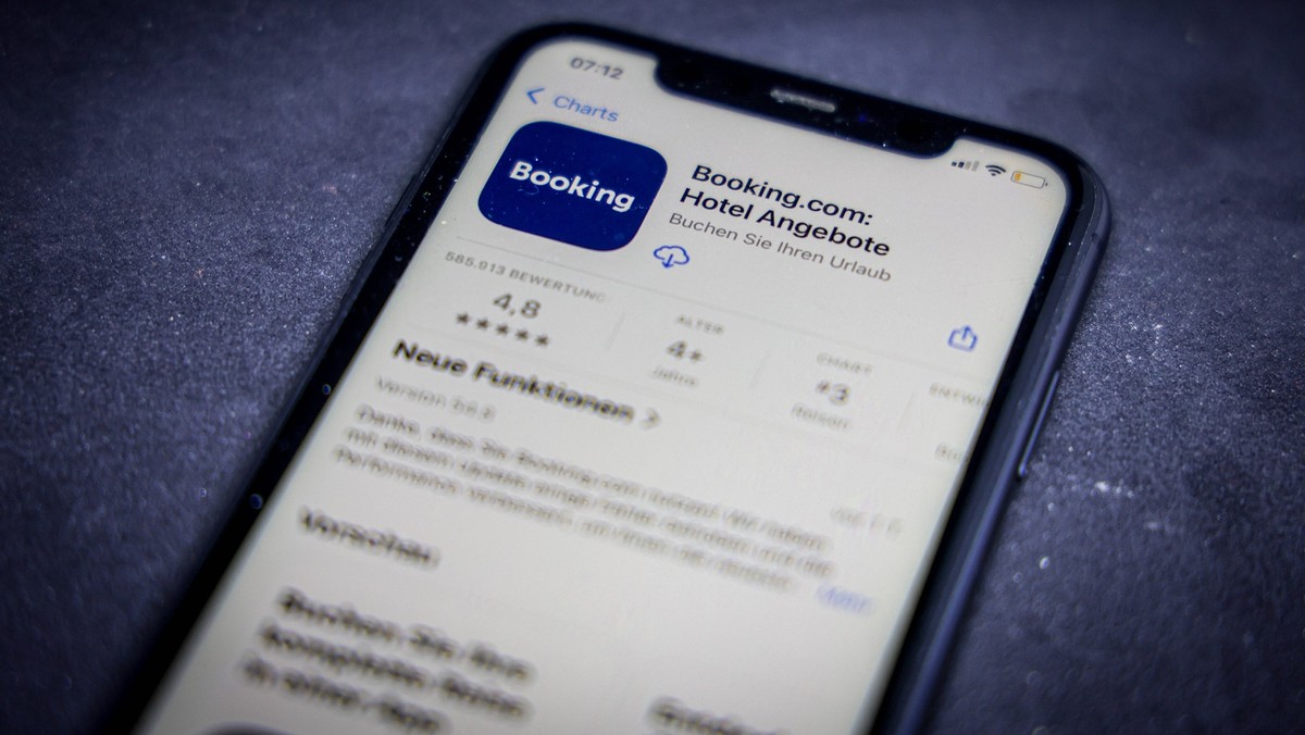 Apple App Store auf einem iPhone. Apps-Charts gratis. Booking.com: Hotel Angebote. // 20.03.2025 *** Apple App Store on an iPhone Apps Charts free Booking com hotel deals 20 03 2025