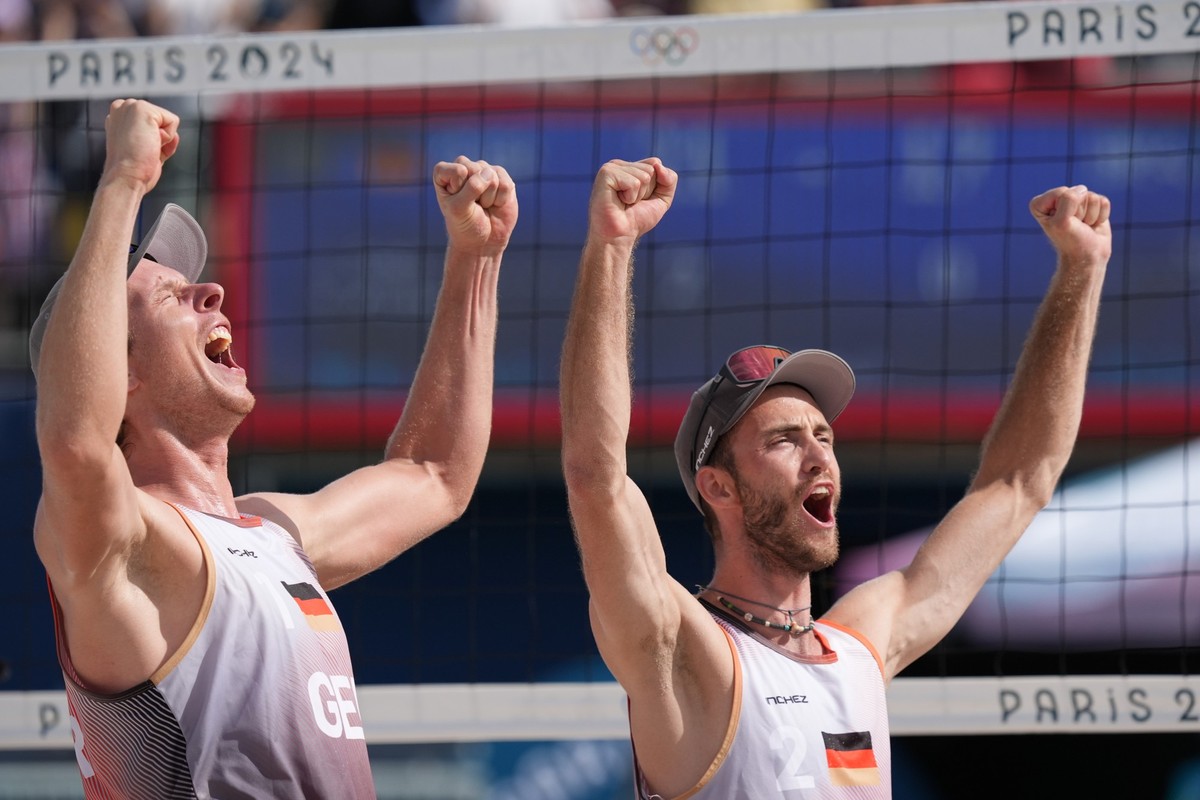 04.08.2024, Frankreich, Paris: Olympia, Paris 2024, Beach-Volleyball, Eiffel Tower Stadium, M�nner, Achtelfinale, Ehlers/Wickler (Deutschland) - George/Andre (Brasilien), Nils Ehlers (l) und Clemens W ...