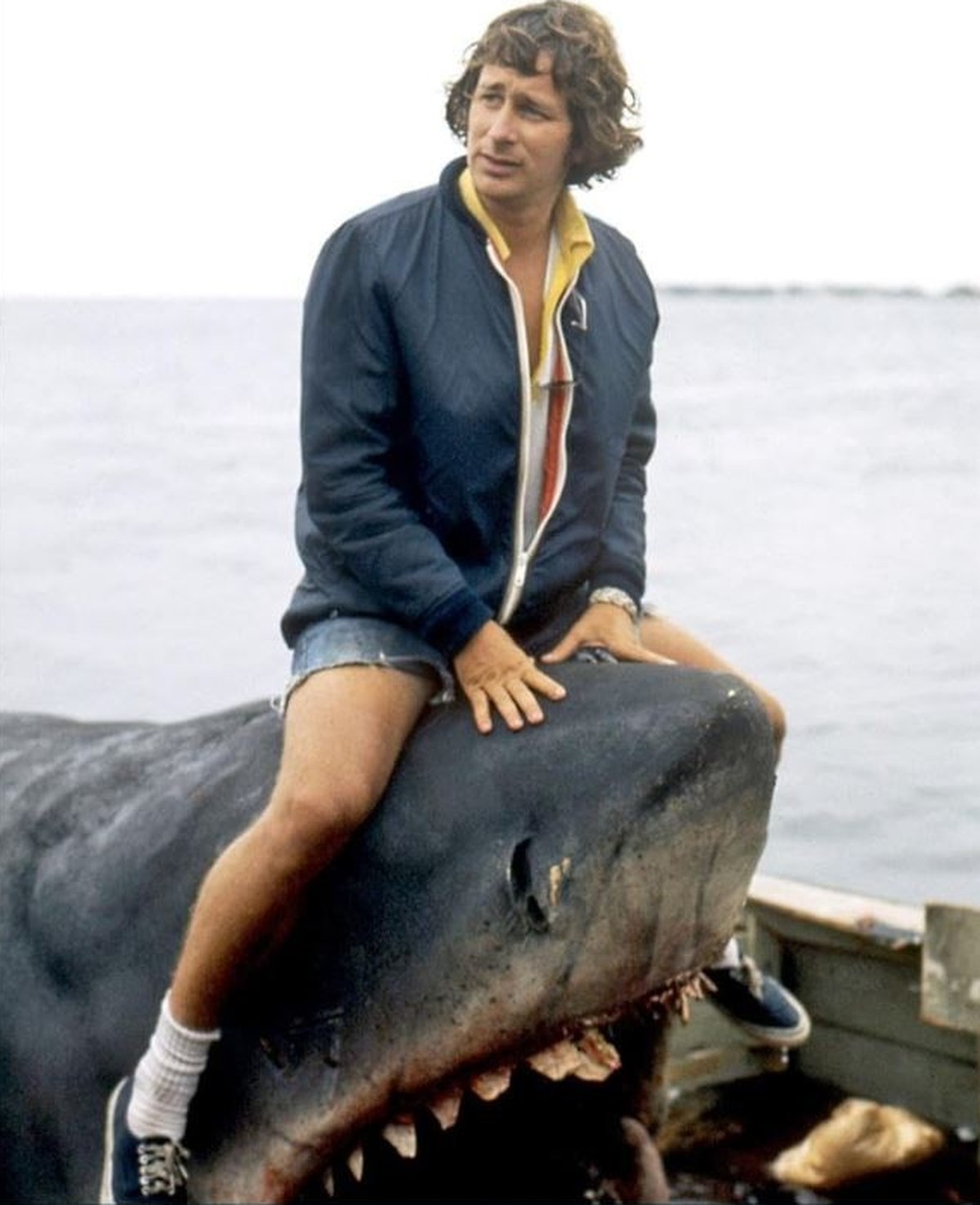 Steven Spielberg sitzt auf dem weißen Hai.