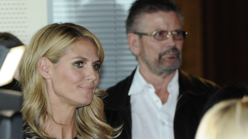 Moderatorin Heidi Klum und im Hintergrund ihr Vater Günter Klum am 06.05.2014 in Köln vor einer Pressekonferenz zum bevorstehenden Finale von Germany s next Topmodel .

Presenter Heidi Klum and in Bac ...