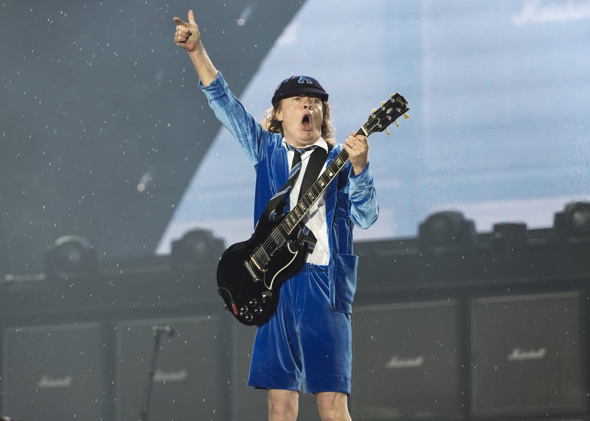 ARCHIV - 29.05.2016, Schweiz, Bern: Der australische Gitarrist Angus Young von der australischen Hardrock-Band AC/DC tritt während des Welttourneekonzerts "Rock or Bust" im Stadion Stade de ...