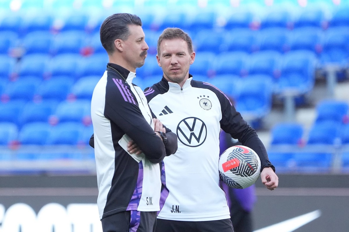 Co-Trainer/Assistenztrainer Sandro Wagner Deutschland Germany und Bundestrainer Julian Nagelsmann Deutschland Germany beobachten das Training - Lyon 22.03.2024: Abschlusstraining der Nationalmannschaf ...