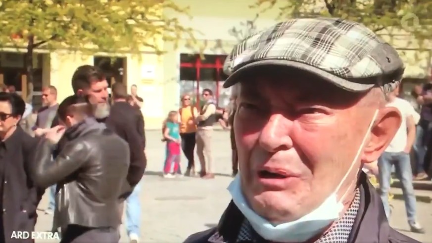 Auf einer Demonstration auf dem Marktplatz in Gera wird der 84-jährige Alfons Blum interviewt.