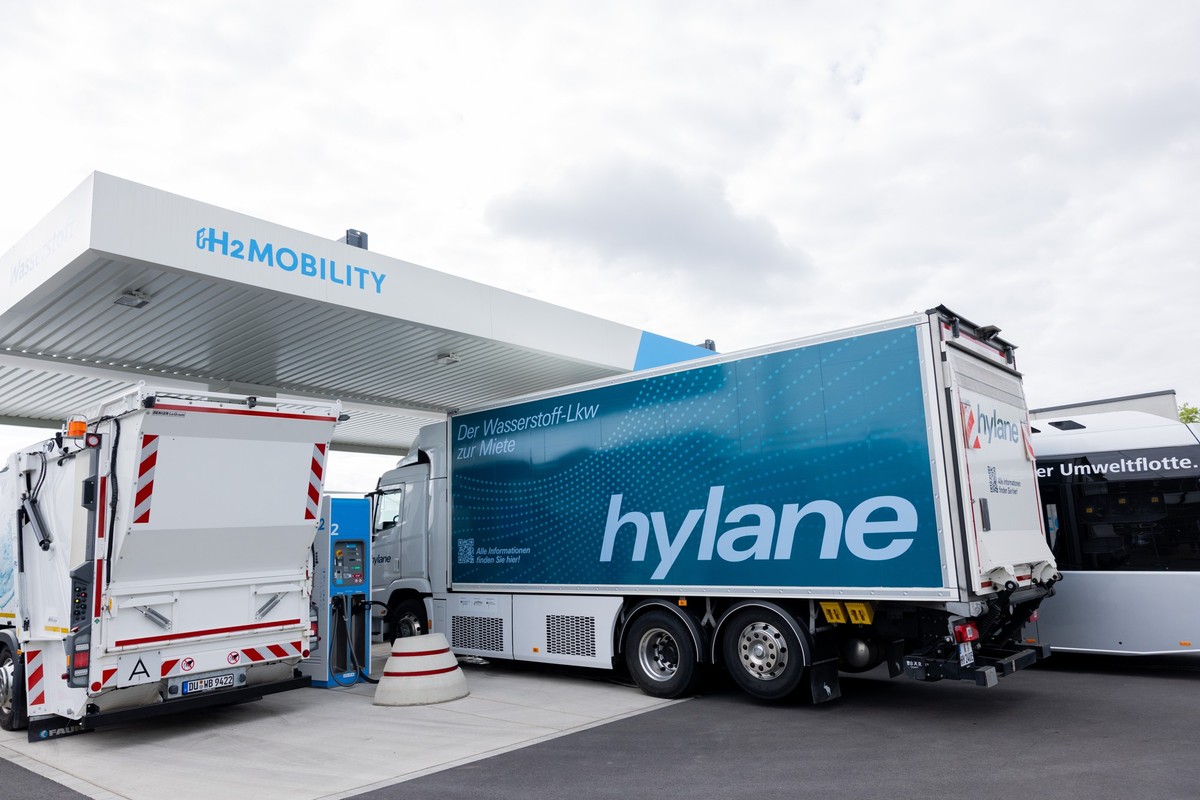 26.05.2025, Nordrhein-Westfalen, D�sseldorf: Mit Wasserstoff angetriebene Fahrzeuge stehen an der neuen Wasserstofftankstelle, die die leistungsst�rkste Europas sein soll. Die Tankstelle wird von der  ...