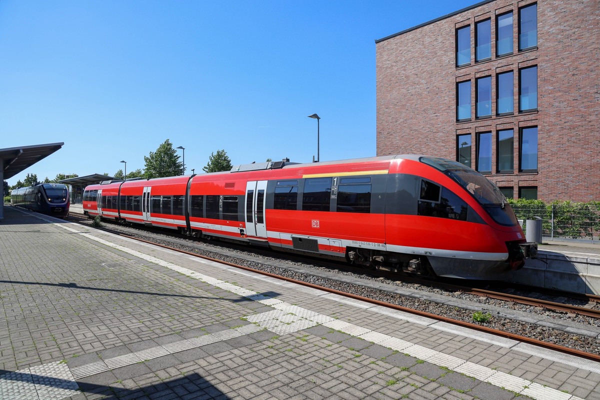 Eisenbahnverkehr am Bahnhof Coesfeld Westf Regionalbahn Zug der Deutschen Bahn RB 51 Westmünsterland Bahn nach Enschede NL. Der Bahnhof ist ein bedeutender Verkehrsknoten im westlichen Münsterland. Hi ...