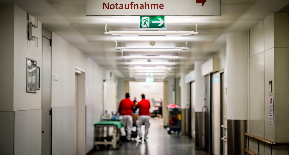 Ein Hinweisschild Unfallchirurgische Notaufnahme h?ngt in der Unfallchirurgie im Universit?tsklinikum Essen *** NUR F?R REDAKTIONELLE ZWECKE *** EDITORIAL USE ONLY ***&lt;p&gt; Ein Hinweisschild Unfal ...