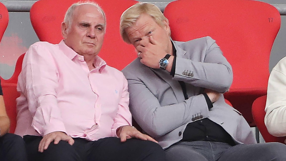 Bayern-Vorstand Oliver Kahn (r.) und Uli Hoeneß im Austausch auf der Tribüne in der Allianz Arena.