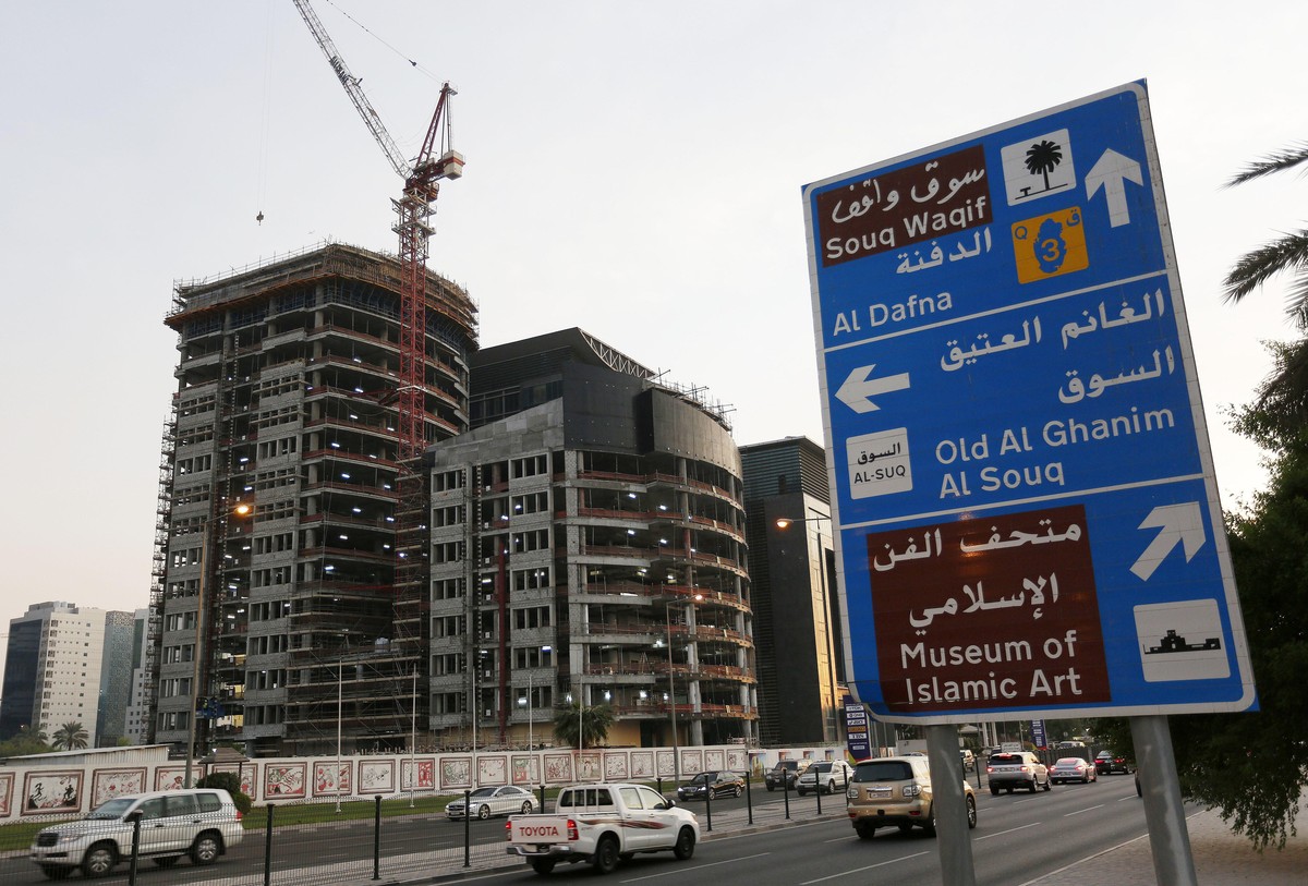Doha, Qatar, 13.09.2019 Eine Baustelle an der Al Corniche Street mit einem Hinweisschild zur Anfahrt zum Museum für Islamische Kunst (englisch Doha Museum of Islamic Art ). Foto: Norbert Schmidt, Düss ...