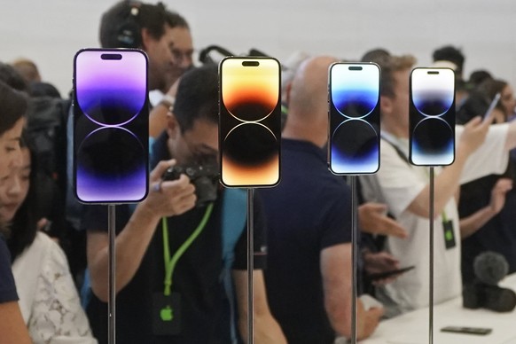 ARCHIV - 07.09.2022, USA, Cupertino: iPhone 14 Pro-Modelle sind auf einer Apple-Veranstaltung auf dem Campus des Apple-Hauptquartiers zu sehen. Apple könnte seine nächsten iPhone-Modelle möglichwerwei ...