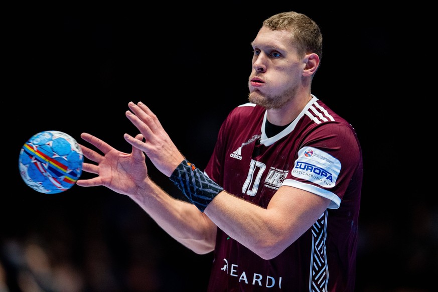 Einer der auffälligsten Spieler im Welthandball: Dainis Kristopans ist der große, genau gesagt: 2,15 Meter große, Star beim deutschen Vorrundengegner Lettland.