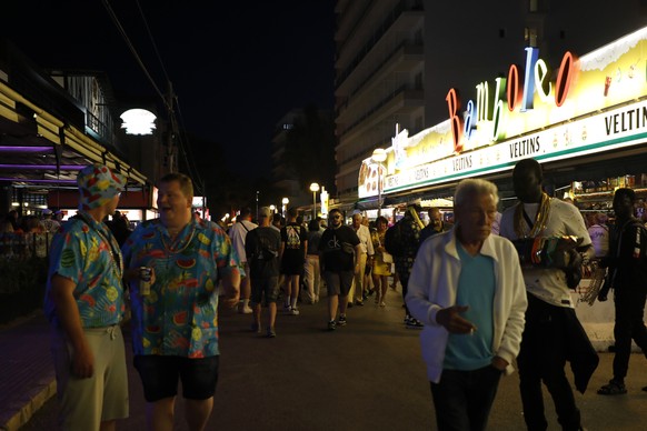 14.05.2022, Spanien, Palma: In der Bierstra�e am Ballermann gehen Menschen an den Bars Bierkonig und Bamboleo vorbei. Der Ballermann auf Mallorca feiert sein inoffizielles 50-j�hriges Jubil�um. Foto:  ...