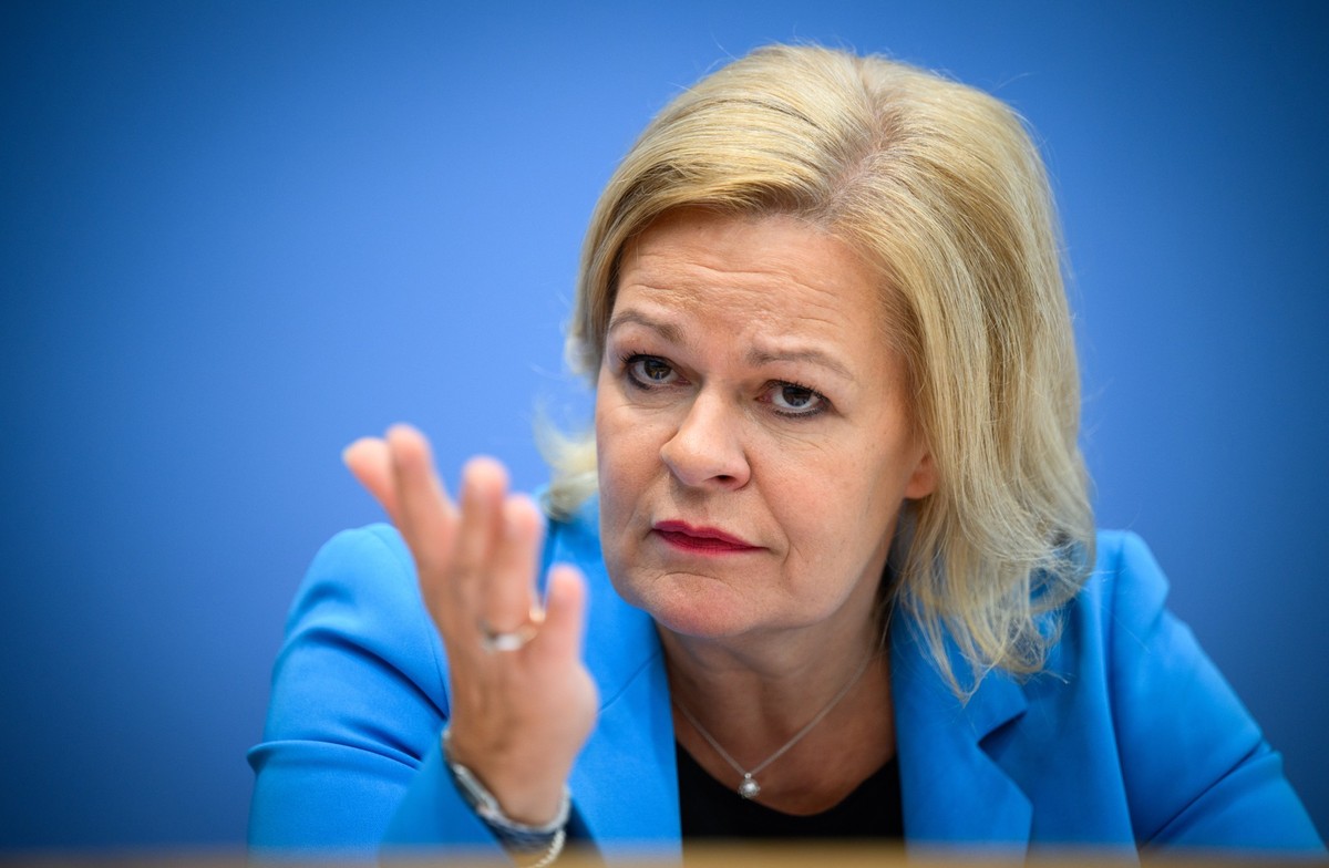 ARCHIV - 12.10.2023, Berlin: Nancy Faeser (SPD), Bundesministerin für Inneres und Heimat, stellt in der Bundespressekonferenz das Bundeslagebild zur Organisierten Kriminalität 2022 vor. (zu dpa &quot; ...