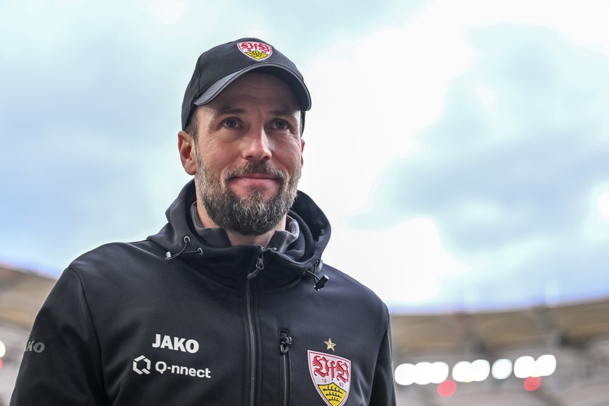 ARCHIV - 11.02.2024, Baden-Württemberg, Stuttgart: Fußball: Bundesliga, VfB Stuttgart - FSV Mainz 05, 21. Spieltag, MHPArena. Stuttgarts Trainer Sebastian Hoeness steht vor dem Spiel im Stadion. (zu d ...