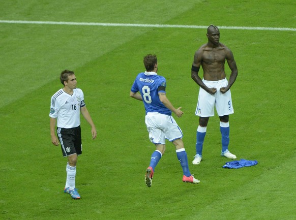 Mario Balotelli (r.) mit seinem ikonischen Jubel, nachdem er seinen zweiten Treffer gegen Deutschland erzielte.