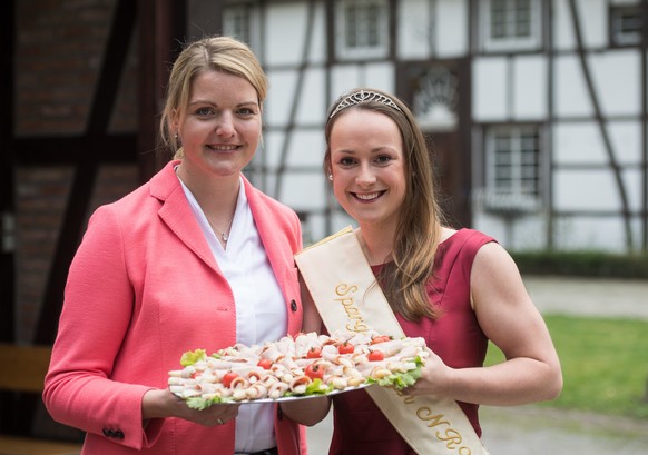 Spargelkönigin Christina mit Spargel-Fangirl und NRW-Landwirtschaftsministerin Christine Hengeman.