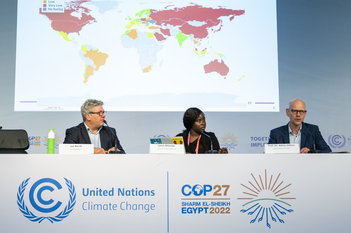 14.11.2022, �gypten, Scharm El Scheich: Jan Burck (l-r), Mitarbeiter von Germanwatch, Janet Milongo, Mitarbeiterin vom Climate Action Network, und Niklas H�hne, Mitbegr�nder vom NewClimate Institute,  ...
