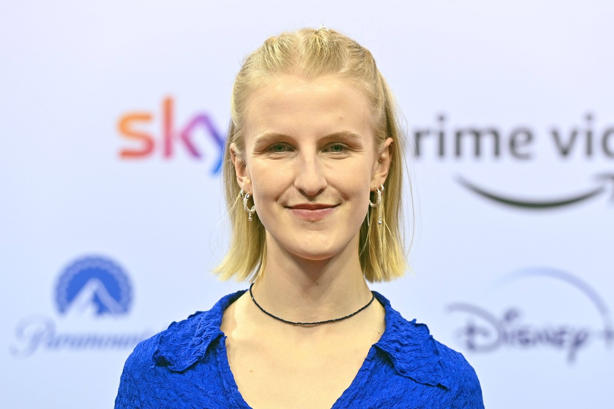Klara LANGE Schauspielerin, Einzelbild,angeschnittenes Einzelmotiv,Portraet,Portrait,Portr�t. Weltpremiere von DIE DISCOUNTER beim Seriencamp Festival am 06.10.2022 in Muenchen. *** Klara LANGE actres ...