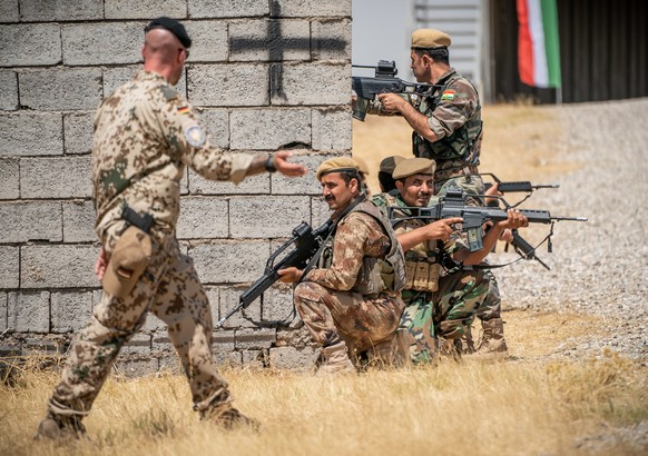 Bundeswehrsoldaten bilden in Erbil kurdische Peschmerga-Kämpfer aus.