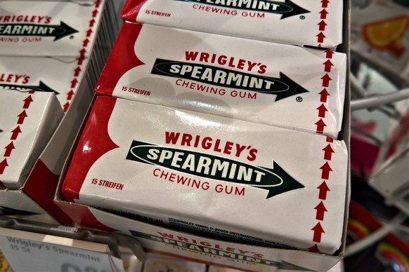 Wrigley s (Wrigleys) Spearmint ist ein Kaugummi. Die William Wrigley Jr. Company ist der weltgroesste Kaugummihersteller. Wrigley produziert neben Kaugummis auch Suessigkeiten und Kaugummigrundstoff f ...