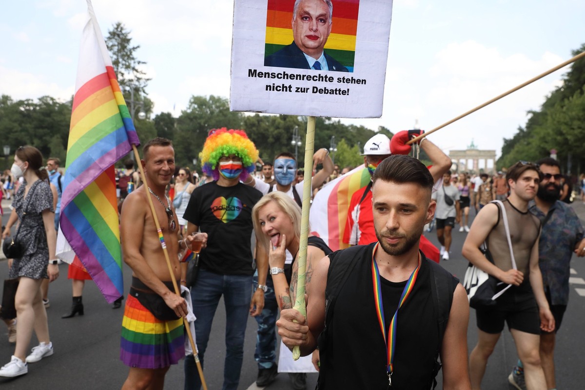 Berliner CHRISTOPHER STREET DAY 2021 - CSD - Am 24. Juli 2021 zieht der CSD in Berlin unter dem Motto SAVE OUR COMMUNITY SAVE YOUR PRIDE zum 43. Mal durch die Hauptstadt. Demoteilnehmer auf der Straße ...