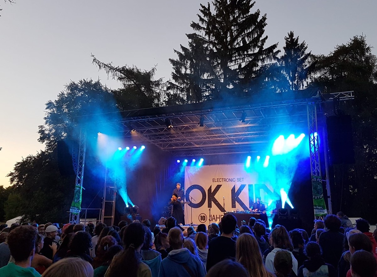 Abends gibt die Pop-Band Ok Kid ein Konzert auf dem Sommerkongress von Fridays for Future.