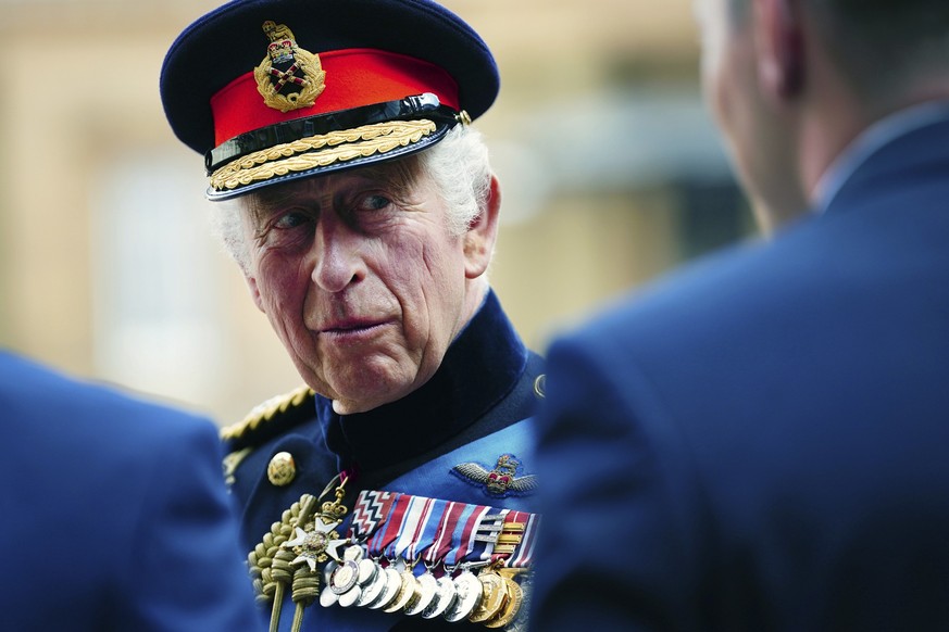 ARCHIV - 15.06.2023, Großbritannien, London: Der britische König Charles III. spricht mit Gästen, während er den Blues and Royals (Royal Horse Guards und 1st Dragoons) bei einer Zeremonie im Buckingha ...