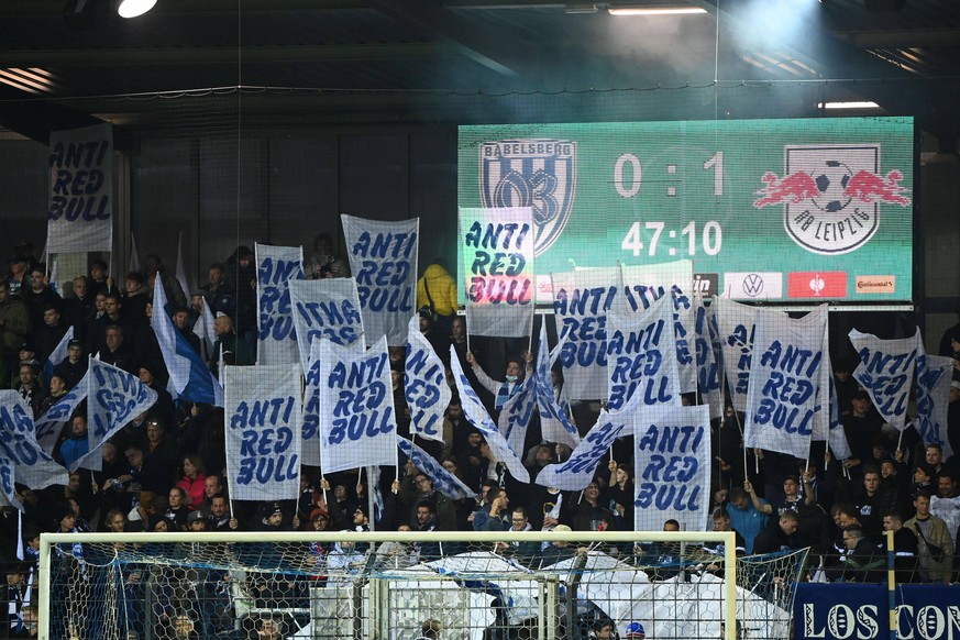 Fussball, Herren, Saison 2021/22, DFB-Pokal 2. Runde, SV Babelsberg 03 - RB Leipzig, Fans von Babelsberg, Anti Red Bull, 26.10. 2021, *** Football, Men, 2021 22 season, DFB Cup 2 round , SV Babelsberg ...