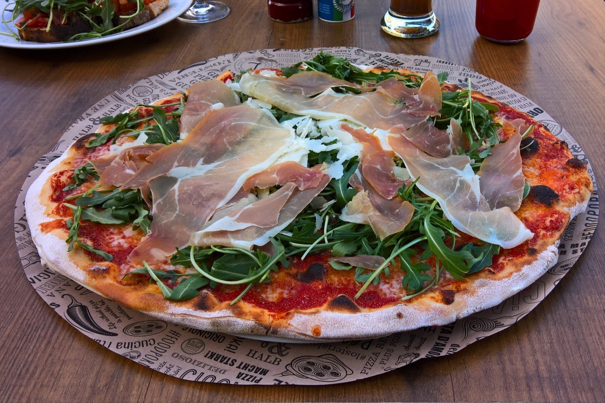 Restaurant-Kette LOsteria bzw L Osteria. Foto: Pizza Rucola mit Parmaschinken und Parmesan-Kaese *** Restaurant chain LOsteria or L Osteria photo Pizza arugula with Parma ham and Parmesan cheese