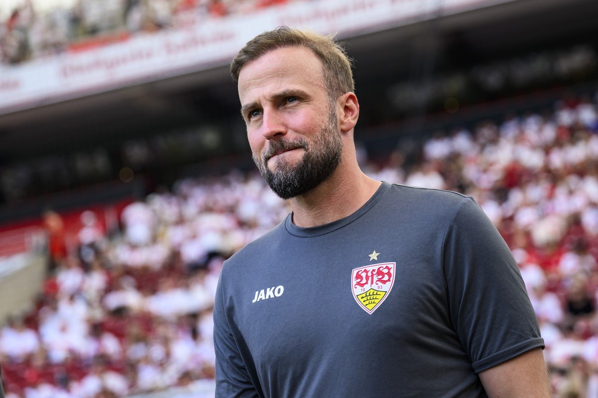 ARCHIV - 19.08.2023, Baden-Württemberg, Stuttgart: Fußball: Bundesliga, VfB Stuttgart - VfL Bochum, 1. Spieltag, MHPArena Stuttgart. Stuttgarts Trainer Sebastian Hoeneß steht vor dem Spiel im Stadion. ...