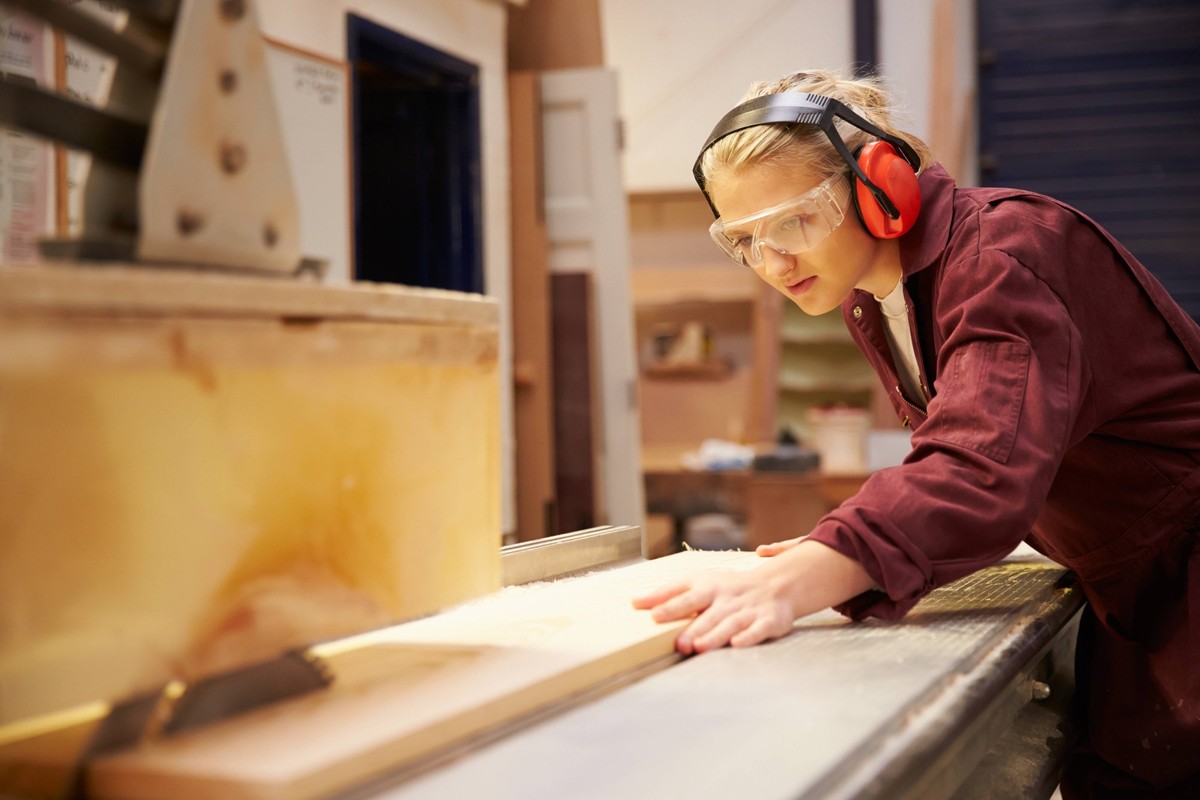schutzkleidung,auszubildende,kreiss�ge,tischlerei,tischlerin,arbeitsschutzbekleidung,schutzbekleidung,sicherheitsbekleidung,sicherheitskleidung,ausbildung,auszubildener,azubi,azubis,lehrling,lehrlinge ...