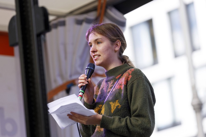 Fridays-for-Future-Sprecherin Pauline Brünger fordert auf einem Klimastreik mehr Klimagerechtigkeit.