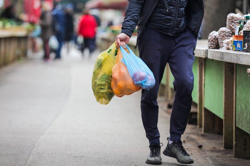 Rewe, Penny und Nahkauf haben bereits eine umweltfreundliche Alternative zu den Tüten.