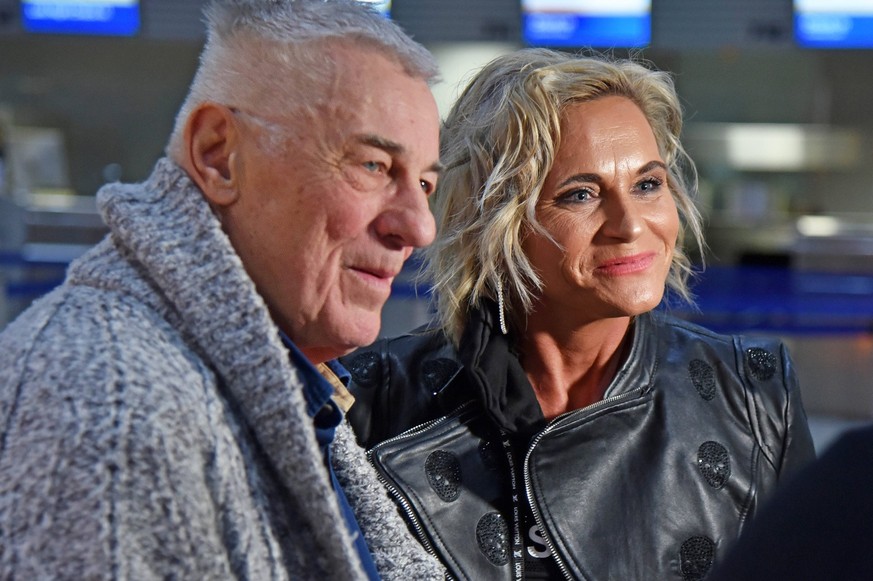 Entertainment Bilder des Tages Heinz Hönig mit Ehefrau Annika Kärsten-Hönig - Abflug der Kandidaten nach Australien zur RTL TV-Show ICH BIN EIN STAR - HOLT MICH HIER RAUS am Frankfurt am Main Internat ...