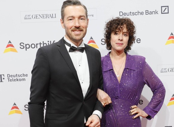 17.02.2024 Franfurt am Main Messe Ball des Sports 2024 - Benefiz-Veranstaltung der Stiftung Deutsche Sporthilfe Sven Voss Fernsehmoderator mit seiner Frau Nina emspor, DFL regulations prohibit any use ...