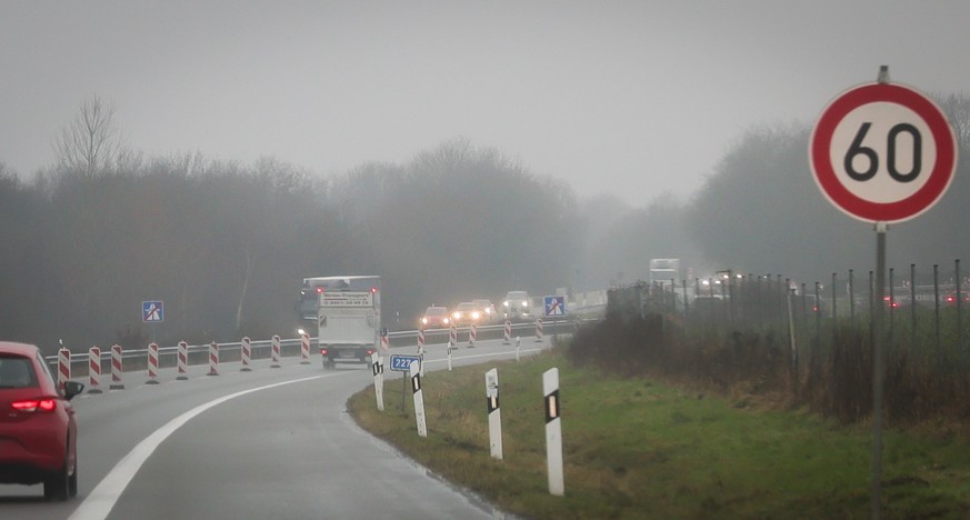 PRODUKTION - 18.12.2023, Schleswig-Holstein, Bad Segeberg: Der Verkehr wird am Ende der Autobahn A20 vor Bad Segeberg auf eine Spur geleitet um dann in die Bundesstraße B 206 zu münden. (zu dpa «Bau d ...