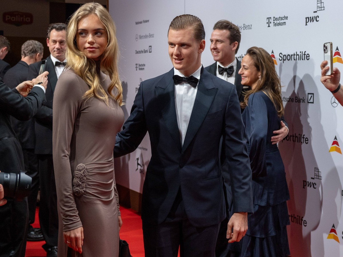 Mick Schumacher und Laila Hasanovic Papi, GER, Sporthilfe, Ball des Sports in Frankfurt am Main, 17.02.2024. GER, Sporthilfe, Ball des Sports in Frankfurt am Main, 17.02.2024. Frankfurt *** Mick Schum ...