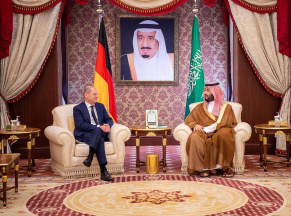 News Themen der Woche KW38 News Bilder des Tages Crown Prince of the Kingdom of Saudi Arabia Mohammed bin Salman al-Saud meets with German Chancellor Olaf Scholz SPD Crown Prince of the Kingdom of Sau ...