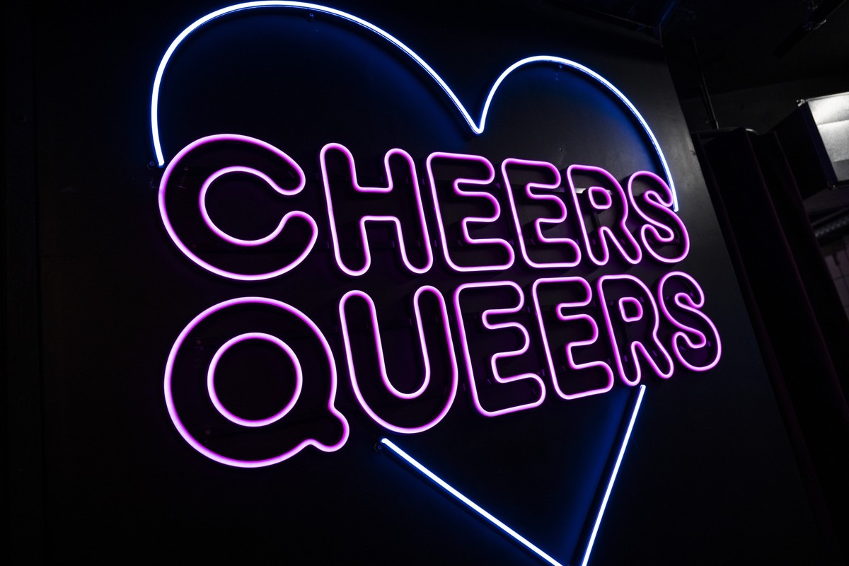 PRODUKTION - 22.12.2022, Berlin: Im Queeren Nachtclub &quot;SchwuZ&quot; steht in leuchtenden Buchstaben &quot;Cheers Queers&quot;. (zu dpa: �Sober Partys - Trend zu n�chternem Nightlife?�) Foto: Chri ...