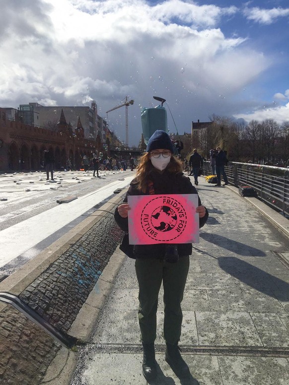 Aktivismus geht bei jedem Wetter: Julia geht heute warm eingepackt und mit Maske auf die Straße.