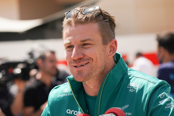 18.03.2022, Bahrain, Sakhir: Motorsport: Formel-1-Weltmeisterschaft, Grand Prix von Bahrain: Nico Hülkenberg aus Deutschland vom Team Aston Martin im Fahrerlager. (zu dpa: «Bericht: Hülkenberg weiter  ...