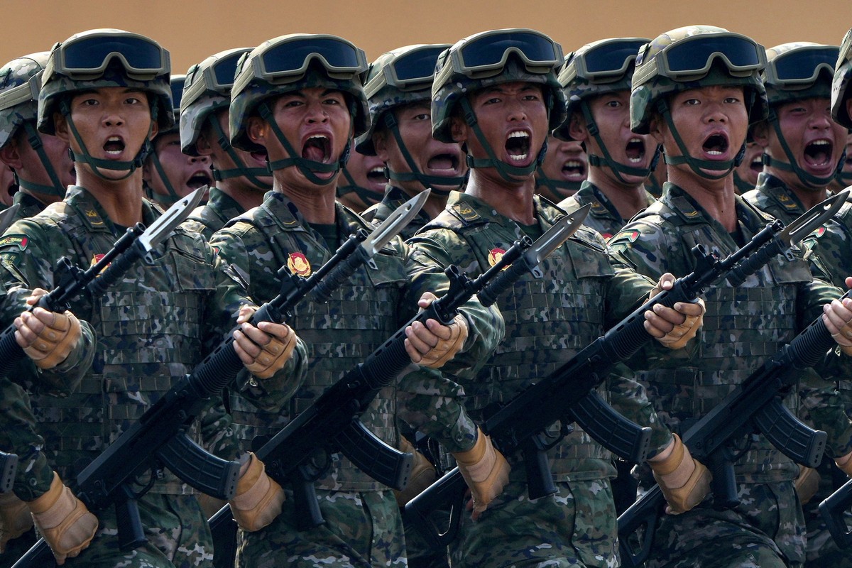 03.09.2025, China, Peking: Soldaten nehmen an einer Militärparade zum 80. Jahrestag der Kapitulation Japans im Zweiten Weltkrieg vor dem Tiananmen-Tor teil. Foto: Andy Wong/AP/dpa +++ dpa-Bildfunk +++