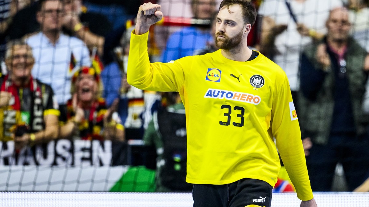 22.01.2024, Nordrhein-Westfalen, Köln: Handball: EM, Deutschland - Ungarn, Hauptrunde, Gruppe 1, 3. Spieltag, Lanxess Arena. Deutschlands Torwart Andreas Wolff jubelt. (zu dpa: «Handballer unzufrieden ...