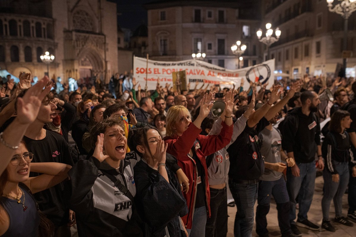 Flutkatastrophe in Spanien, Proteste gegen die Regierung in Valencia November 9, 2024, Valencia, Valencia, EspaoÂa: Protesters confront the national police at the end of the Valencia demonstration aga ...