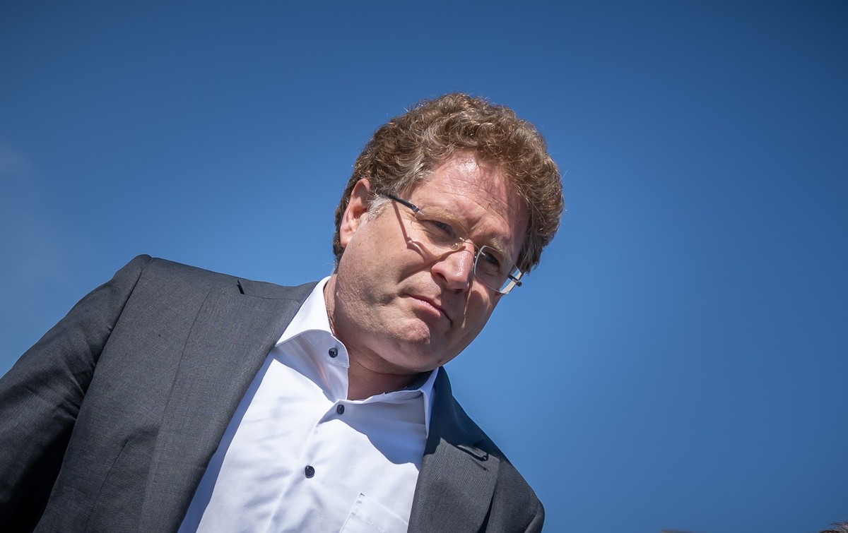 10.05.2023, Berlin: Patrick Graichen, Staatssekretär im Bundesministerium für Wirtschaft und Klimaschutz, geht vom Kanzleramt zum Bundestag, wo eine Sitzung des Wirtschaftsausschusses stattfinden soll ...
