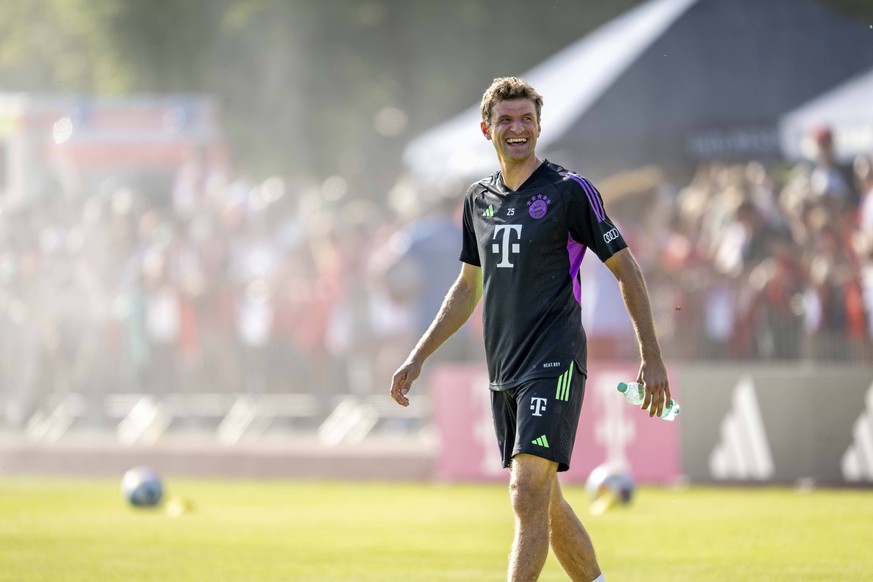 Fußball: Trainingslager von Bayern München am 15.07.23, Saison 2023/2024 in Rottach-Egern. Münchens Thomas Müller betritt den Platz. *** Soccer training camp of Bayern Munich on 15 07 23, season 2023  ...