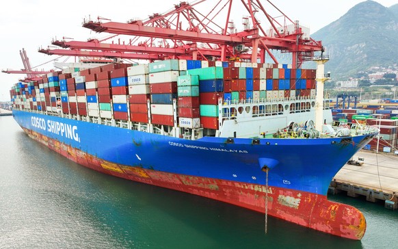 LIANYUNGANG, CHINA - JUNE 26, 2022 - A large container ship loads containers at a container terminal in Lianyungang, East China&#039;s Jiangsu Province, June 26, 2022. According to nanjing Customs sta ...