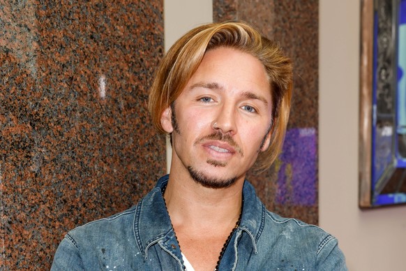 ARCHIV - 19.08.2021, Berlin: Gil Ofarim kommt zum Fotocall zu �The absolut art of togetherness art talk� im Hotel de Rome. (Zu dpa &quot;Ofarim-Anwalt:�Musiker h�lt an eigener Darstellung fest&quot;)  ...